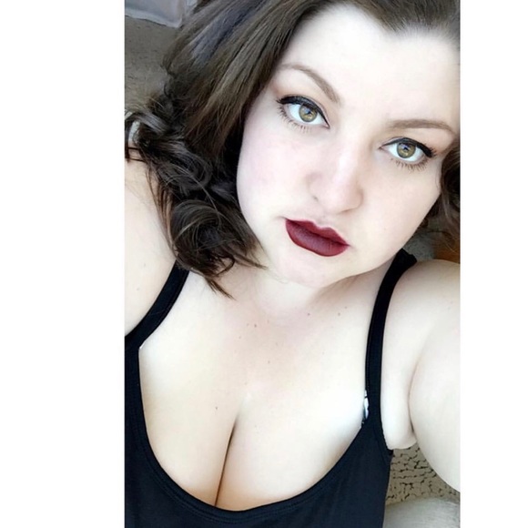 Meet your Posher, Lauren - Picture 2 of 4